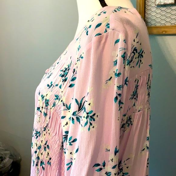 Torrid Pink Floral Button-Front Blouse! NWT! Size 00X - Picture 3 of 7